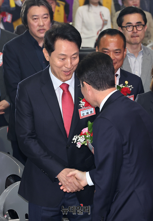 ▲ 오세훈 국민의힘 서울시장 후보와 정원오 민주당 서울시장 후보가 6일 오전 서울 중구 장충체육관에서 열린 대한노인회 서울시연합회 제54회 어버이날 기념행사에서 만나 인사를 나누고 있다. ⓒ정상윤 기자