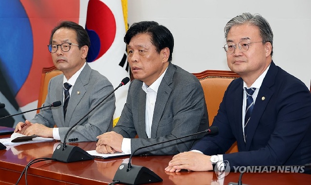 ▲ 더불어민주당 조승래 사무총장(가운데)이 6일 국회에서 호남 지역 재보선에 임문영·김의겸·박지원 전략공천과 제주 서귀포에 김성범, 대구 달성에 박형룡 보선 공천 결과와 관련한 질문에 답하고 있다. 왼쪽은 강준현 수석대변인. 오른쪽은 이연희 전략기획위원장. ⓒ연합뉴스