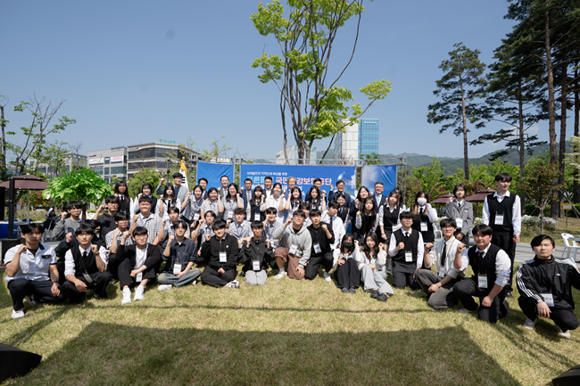 ▲ 국민건강보험공단이 6일 공단 본부에서 '푸른등대 국민건강보험 장학금 전달식'을 개최하고, 강원지역 직업계(특성화고·마이스터고) 고등학생 54명에게 총 5천400만 원의 장학금을 전달했다.
이날 장학금 전달식에는 선발 장학생과 정기석 국민건강보험공단 이사장, 김문기 원주시 부시장, 신웅열 원주교육지원청 교육과장과 함께 영서고등학교장, 원주금융회계고등학교장, 한국의료마이스터고등학교장, 학부모, 인솔교사 등이 참석했다. ⓒ국민건강보험공단