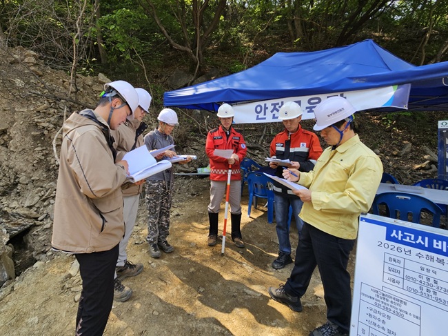 ▲ 이날 합동점검에서 송준호 북부지방산림청장은 복구계획에 따른 공정관리와 사업장 안전관리 현장 이행 실태 등을 집중적으로 확인했다. 또 신속한 복구 공정 완료를 위한 대책 마련과 건설장비 안전 수칙 이행 상시 점검, 현장 대피체계 구축 등의 고강도 산림사업 안전관리 대비책을 강구했다. ⓒ북부지방산림청