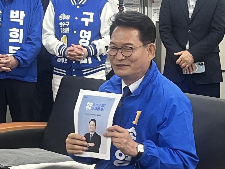 ▲ 송영길 더불어민주당 인천연수갑 예비후보가 6일 인천시청을 찾아 공약을 설명하고 있다. ⓒ연합뉴스 제공