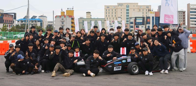 ▲ '2026 AMC 국제 모터 페스티벌'에 참가해 짐카나 경기 대학생 자작차 부문 1위, 자작차 포뮬러 부문 2위를 수상한 한국기술교육대학교 자동차동아리 ‘볼츠'와 ‘자.연.인’ 학생들이 기념 촬영을 하고 있다.ⓒ한기대