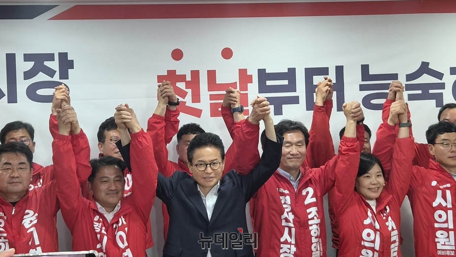 ▲ 이날 참석한 이철우 후보는 영남권의 정치적 역할과 자유민주주의 수호의 중요성을 강조하며 조 후보의 승리가 지닌 무게감을 역설했다.ⓒ뉴데일리