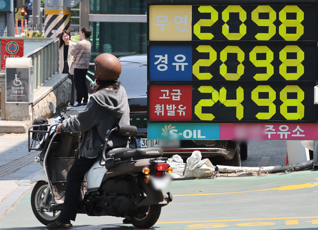 ▲ 경유 30.8%, 휘발유 21.1% 등 4월 석유류 가격이 전년 동월 대비 21.9% 급등한 6일 오전 서울시내 한 주유소에서 휘발유와 경유를 2000원 대에 판매하고 있다. 석유류 급등 속에 국가데이터처가 발표한 '2026년 4월 소비자물가 동향' 지난달 소비자물가지수는 119.37로 전년 동월 대비 2.6% 상승했다. ⓒ뉴시스