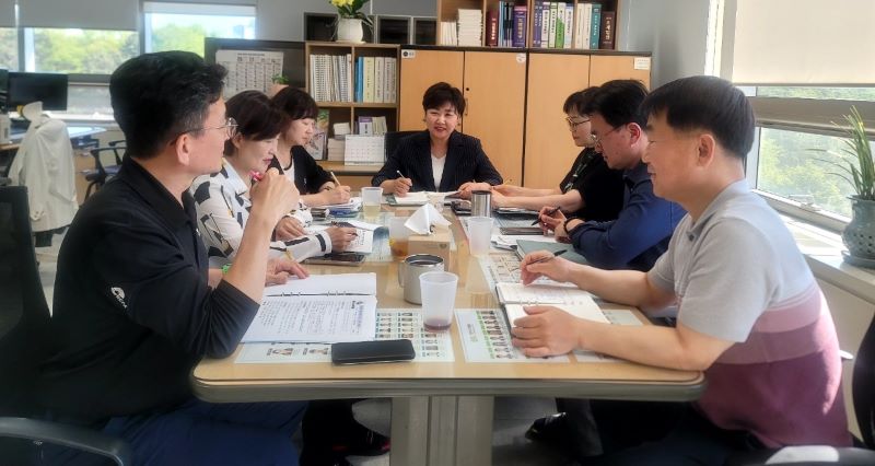 ▲ 민간채권추심 전문가를 투입한 천안시 징수기동팀이 회의를 하고 있다.ⓒ천안시