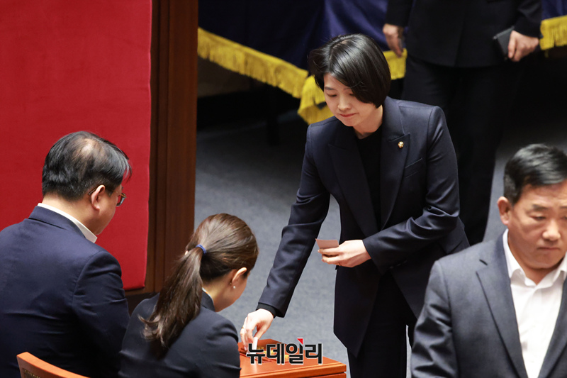 ▲ 한지아 국민의힘 의원 국회 본회의장에서 투표하는 모습. ⓒ이종현 기자