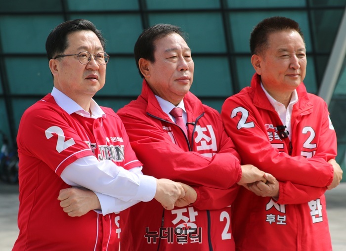 ▲ 국민의힘 충청권 광역단체장 후보들이 7일 세종시청 정문 앞 광장에서 기자회견을 열고 더불어민주당이 추진 중인 이른바 ‘조작기소 진상규명 특검법’ 철회를 촉구한 뒤 결의를 다지고 있다.ⓒ이길표 기자
