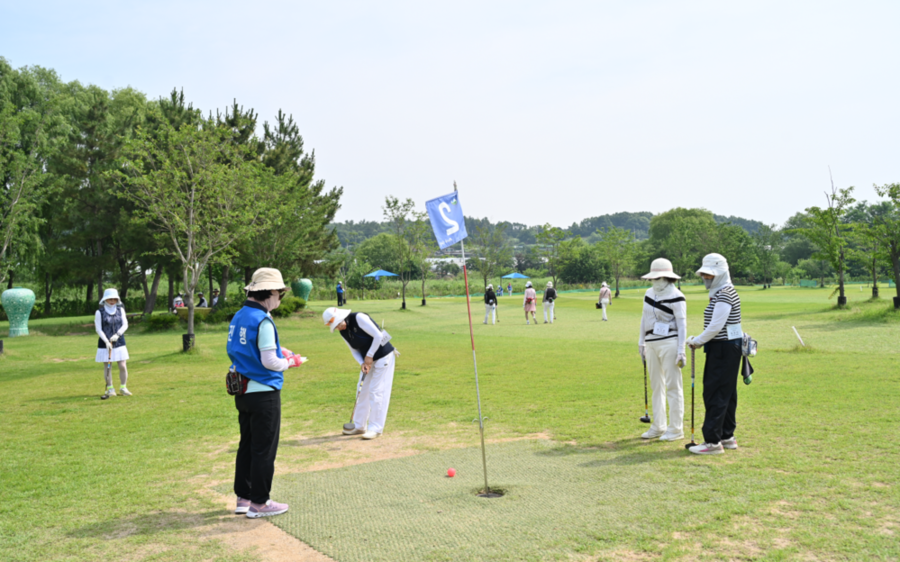 ▲ 광주 남구는 지난 6일 시민들의 여가 활동과 생활체육 참여 확대를 위해 승촌 파크골프장 운영을 재개했다.ⓒ광주광역시 남구청 제공