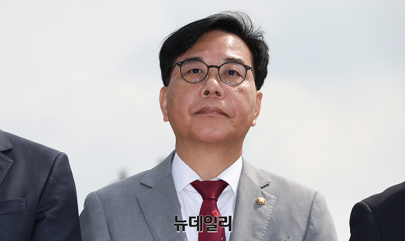 ▲ 송언석 원내대표가 7일 오전 서울 종로구 청와대 분수대 앞에서 열린 이재명 대통령 공소취소특검법 원천 무효 현장최고위원회의를 진행하고 있다. ⓒ서성진 기자