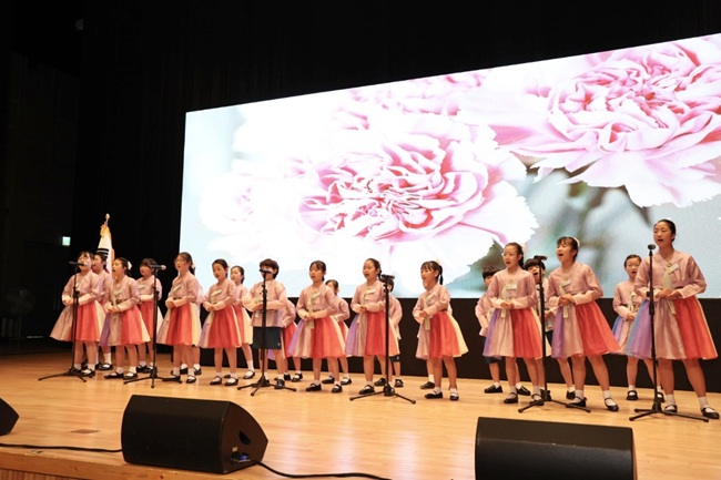▲ 대한노인회 횡성군지회가 7일 횡성문화예술회관에서 제54회 어버이날 기념식을 개최했다. 행사엔 최태영 횡성군 부군수, 표한상 횡성군의회 의장, 어버이날 유공자 등이 참석했다. ⓒ횡성군