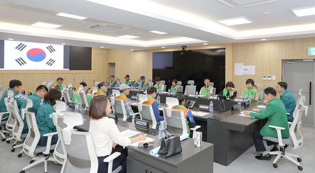 ▲ 이날 회의에서는 5~6월 선제적 대비 활동으로 주민 대피 지원단 조력 사전 준비, 배수구 정비, 무더위 쉼터 점검, 물놀이 비관리 위험지역 발굴 등에 대한 구체적인 추진 방안을 공유했다. ⓒ횡성군