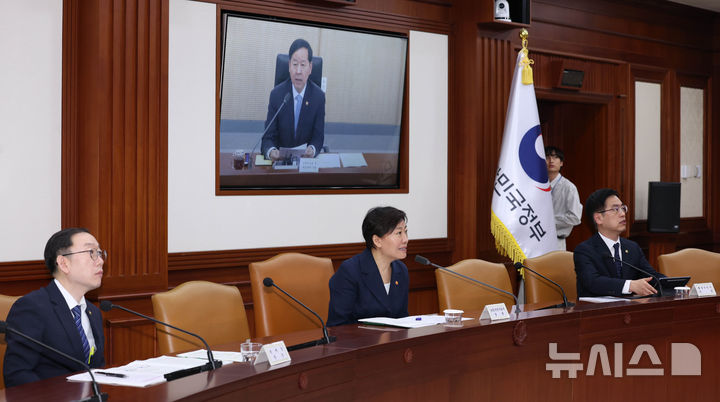 ▲ 7일 오전 서울 종로구 정부서울청사에서 구윤철 경제부총리 겸 재정경제부 장관 주재 민생물가 특별관리 관계장관TF회의가 정부세종청사와 화상으로 열리고 있다. ⓒ뉴시스
