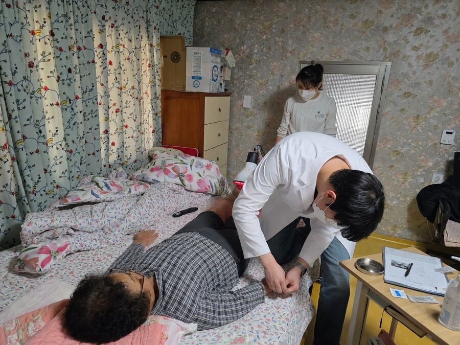 ▲ 합천군은 거동이 불편한 장기요양 대상자의 의료 접근성 향상과 지역사회 통합돌봄 강화를 위해 보건소에 설치 운영 중인 ‘장기요양 재택의료센터 시범사업’이 대상자들의 큰 호응을 얻으며 안정적으로 운영되고 있다.ⓒ합천군