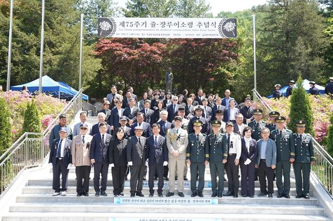 ▲ 이날 추념식에는 박광용 홍천군 부군수, 주한 프랑스 대사관 브누아드플라스 부무관, 정백규 서부보훈지청장, 박주선 홍천문화원장, 정상진 20 기갑여단장, 강민성 9여단장을 비롯해 관내 기관 단체장 등 100여 명이 참석했다. ⓒ홍천군