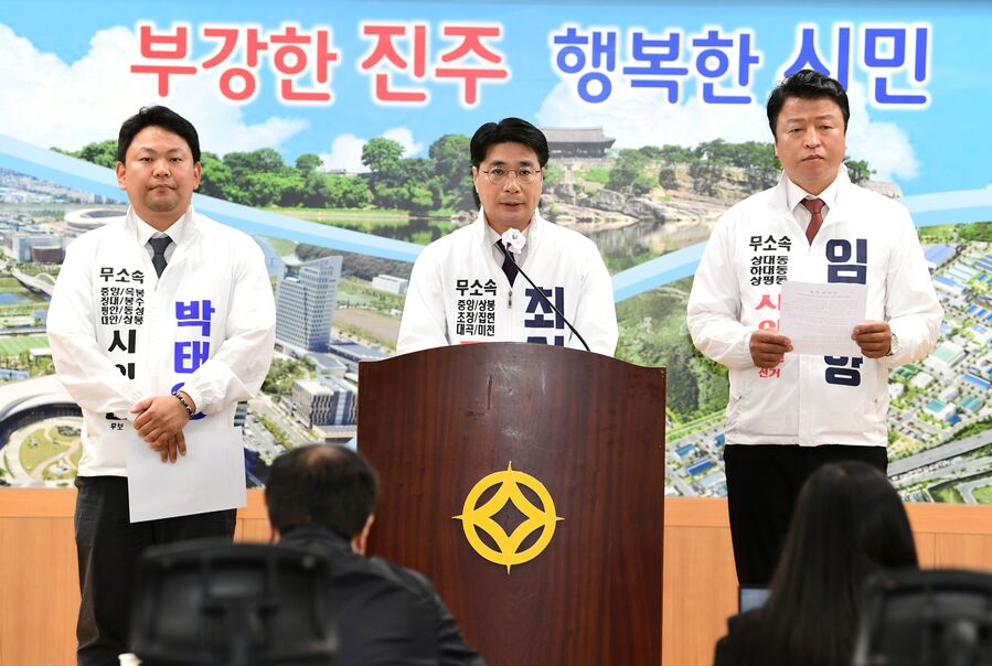 ▲ 최신용 무소속 경남도의원 후보와 박태양·임기향 무소속 진주시의원 후보가 7일 진주시청 브리핑룸에서 출마 기자회견을 열고 있다(사진은 왼쪽부터 박태양, 최신용, 임기향).ⓒ