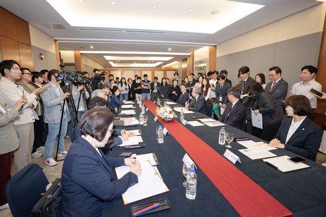 ▲ 국민건강보험공단이 7일 서울가든호텔에서 2027년도 요양급여비용 계약의 성공적인 체결을 위해 의약단체장들과 만남의 자리를 가졌다. ⓒ국민건강보험공단