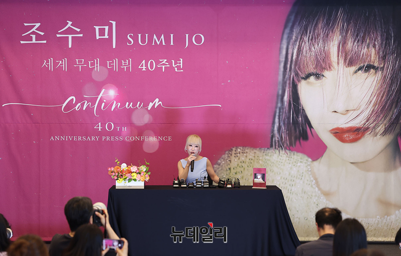 ▲ 소프라노 조수미가 6일 오후 서울 강남구 그랜드 인터컨티넨탈 서울 파르나스에서 열린 세계 무대 데뷔 40주년 기념행사에서 취재진의 질문에 답하고 있다.ⓒ정상윤 기자