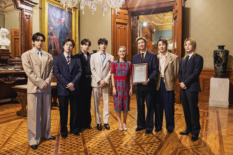 ▲ 7일과 9∼10일, 사흘간 멕시코시티 에스타디오 GNP 세구로스에서 콘서트를 진행하는 방탄소년단(BTS)이 클라우디아 6일 오후 멕시코 대통령궁을 방문해 클라우디아 셰인바움 대통령과 40분간 환담한 뒤 '기념패'를 받았다. 이 기념패에는 방탄소년단이 음악을 통해 멕시코 청년들에게 영감을 주고 존중과 공감, 다양성, 평화의 문화를 바탕으로 한 공동체 형성에 기여했다는 내용이 담겼다. ⓒ빅히트 뮤직