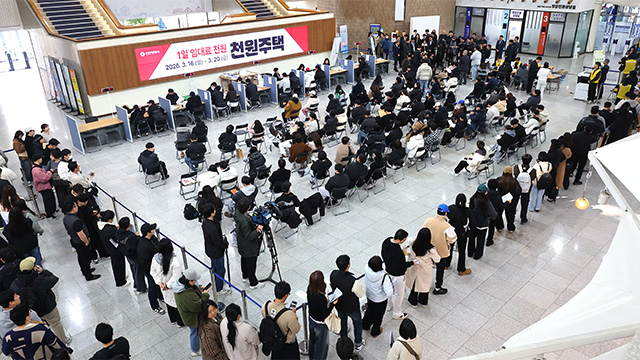 ▲ 지난 3월 인천시청에서 예비입주자를 모집하는 1000원주택에 많은 신혼부부와 신생아 가구가 몰렸다. ⓒ인천시 제공