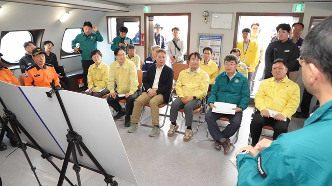 ▲ 춘천시가 7일 행정안전부와 남이섬 유도선 운영 현장을 찾아 안전관리 실태를 점검했다. 이날 합동 점검에는 김광용 행안부 재난안전관리본부장을 비롯해 강원특별자치도, 경기도, 가평군, 춘천소방서, 가평소방서, 해양교통안전공단(KOMSA), 유도선협회, ㈜남이섬이 함께했다. ⓒ춘천시