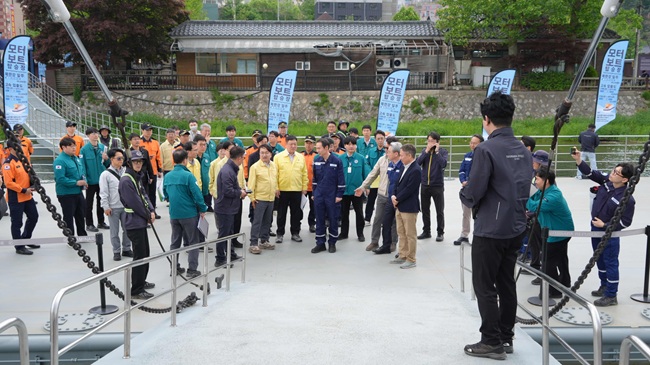 ▲ 점검은 남이섬 선착장에서 인어공주호에 탑승해 메타나루 선착장까지 이동하며 운항 전반을 살피는 방식으로 진행됐다. ⓒ춘천시