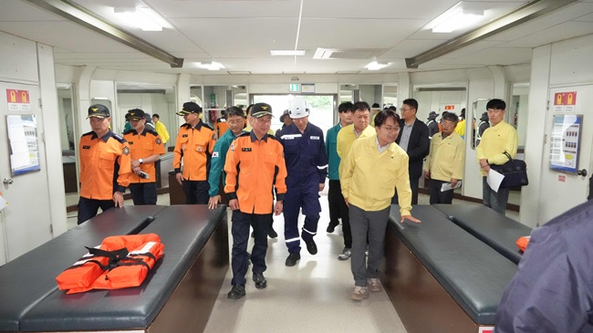 ▲ 응급환자 이송체계와 춘천시·가평군 간 공조체계, 기상 악화 시 운항 통제 기준 등도 함께 점검했다. 이어 짚라인 시설에서는 충격흡수장치와 안전망, 하네스 등 주요 안전장비와 무전 연락체계, 기상 변화에 따른 운영 기준, 안전요원 교육 및 정기 안전점검 이행 여부 등을 살피며 전반적인 안전관리 실태를 확인했다. ⓒ춘천시