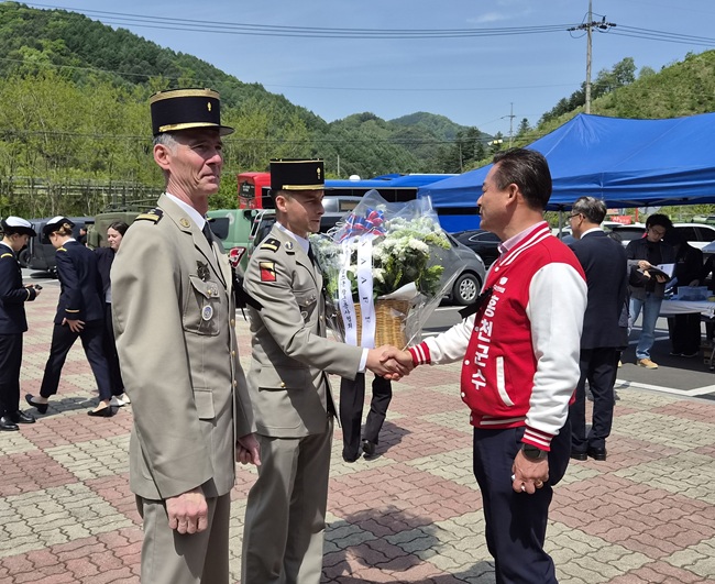 ▲ 신영재 홍천군수 예비후보가 두촌면 장남리에서 열린 '제75주기 쥴 장루이 소령 추념식'을 찾아 6·25 전쟁의 참된 영웅을 추모했다. ⓒ신영재 홍천군수 캠프 제공