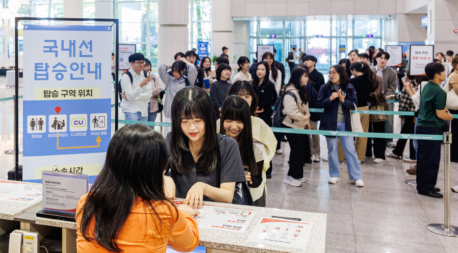▲ 인천공항공사는 인천공항~제주를 오가는 노선 운항에 앞서 지난 6일 제1여객터미널에서 가상 여객 80명을 동원해 운영점검을 실시했다. 
ⓒ인천공항공사 제공