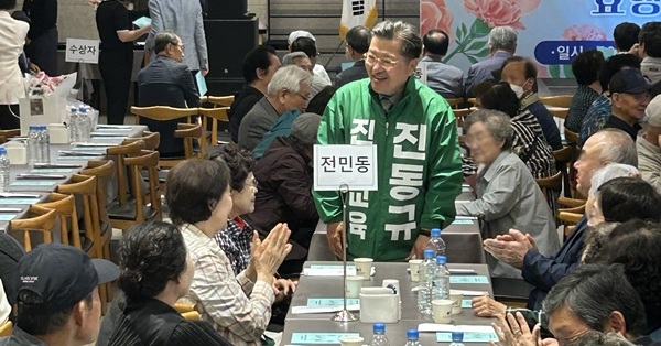 ▲ 진동규 후보가 유성구 경로잔치 참석 자리에서 세대 간 단절을 교육으로 복원하겠다는 비전을 강조했다.ⓒ진동규후보
