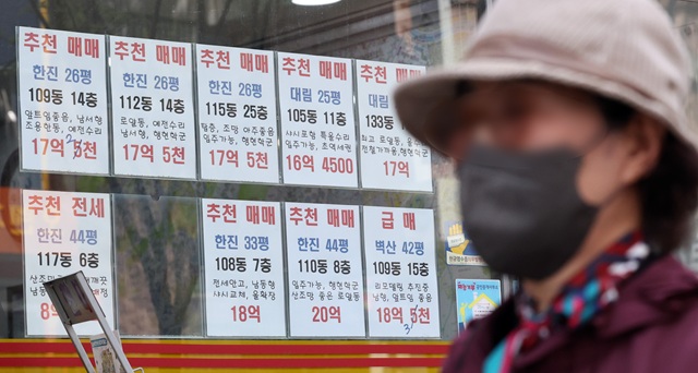 ▲ 지난 4월 서울 아파트 전·월세 매물이 통계 집계 이후 처음으로 3만 건 아래로 떨어졌다. 사진은 4월 14일 서울 성동구 대단지 아파트 인근 부동산 매물 게시판의 모습. ⓒ뉴시스