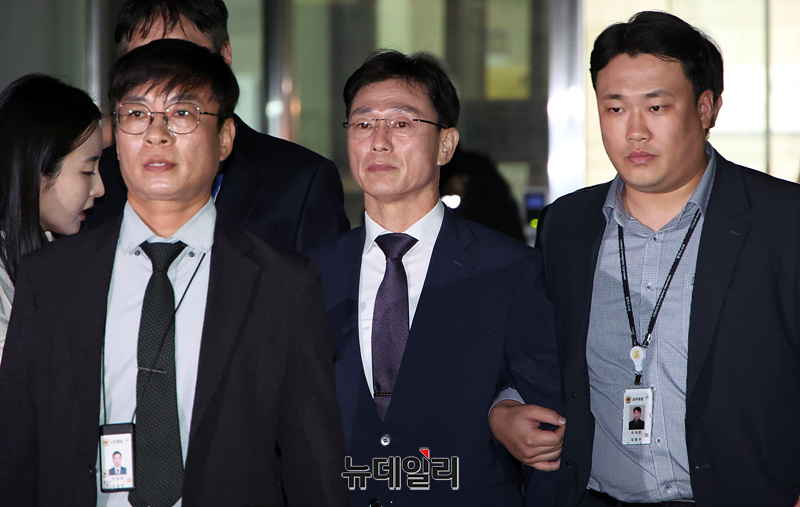 ▲ 임성근 전 해병대 1사단장이 지난해 10월 23일 오후 서울 서초구 서울중앙지법에서 열린 구속 전 피의자 심문(영장심사)을 마치고 법원을 나서고 있다. ⓒ서성진 기자