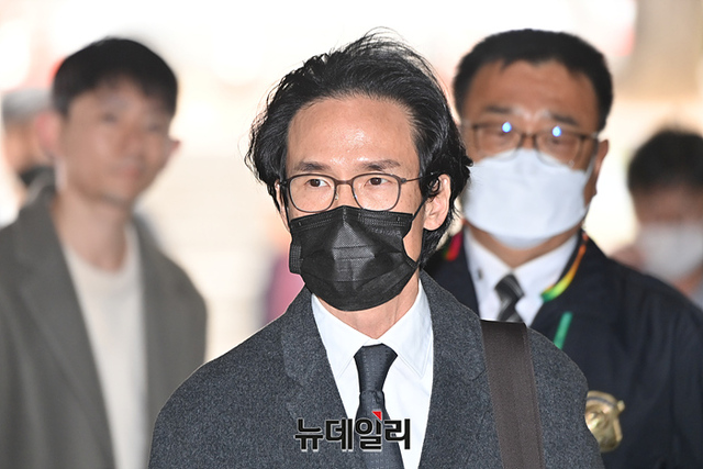 ▲ 조현범 한국타이어 회장이 2023년 3월 8일 오후 서울 서초구 중앙지방법원으로 영장실질심사를 받기 위해 출석하고 있다. ⓒ서성진 기자