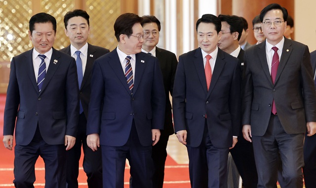 ▲ 이재명 대통령이 지난달 7일 청와대에서 열린 여야정 민생경제협의체 회담 및 오찬에 정청래 더불어민주당 대표, 장동혁 국민의힘 대표, 송언석 국민의힘 원내대표 등 참석자들과 입장하는 모습. ⓒ뉴시스