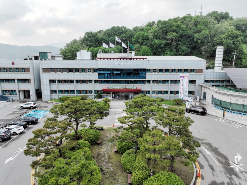 ▲ 7일 시청 앞마당에서 대한적십자사 혈액원이 주관한 ‘사랑의 헌혈 운동’에 동두천시 공직자들이 참여했다 ⓒ동두천시 제공