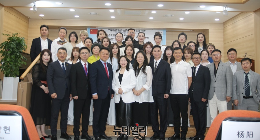 ▲ 협약식에는 최상영 조일고 교장을 비롯한 학교 관계자들과 양양(YANG, YANG) 길림성미발미용화장품산업협회 부대표, 보랑(BO, LANG) 중국 딩이탕 하이테크 뷰티 대표, 소설봉(XIAO XUEFENG) 한중교육교류원 중국 장춘지사 대표 등 중국 측 관계자 33명을 포함해 총 42명이 참석해 성황을 이뤘다.ⓒ뉴데일리