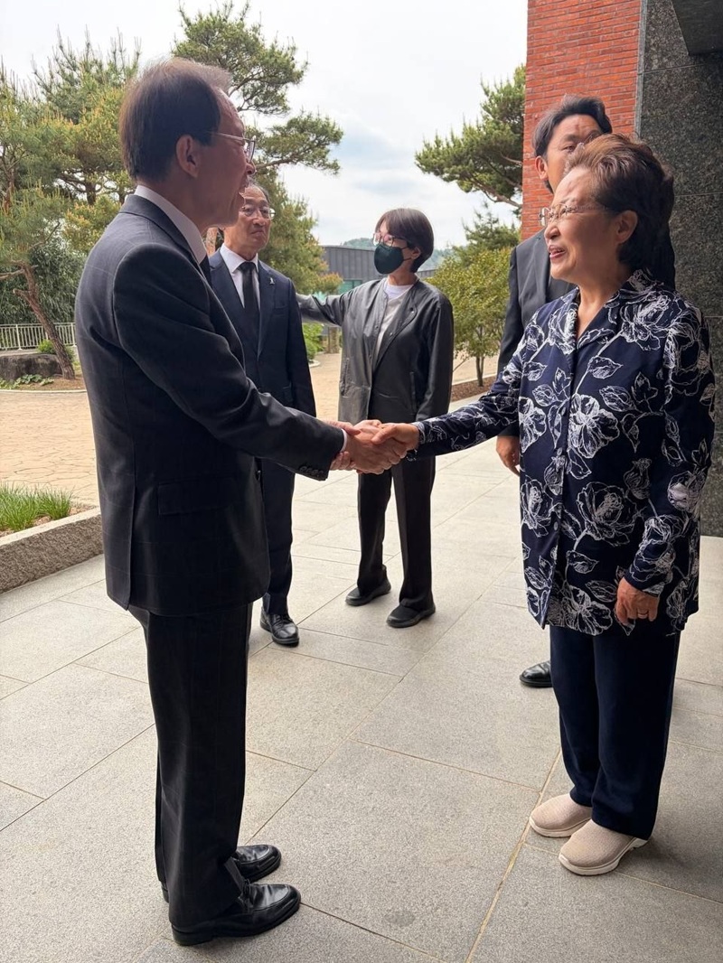 ▲ 대통령 직속 국민통합위원회 이석연 위원장이 지난달 29일 권양숙 여사를 예방하고, 국민통합에 대한 조언을 구했다. ⓒ국민통합위원회