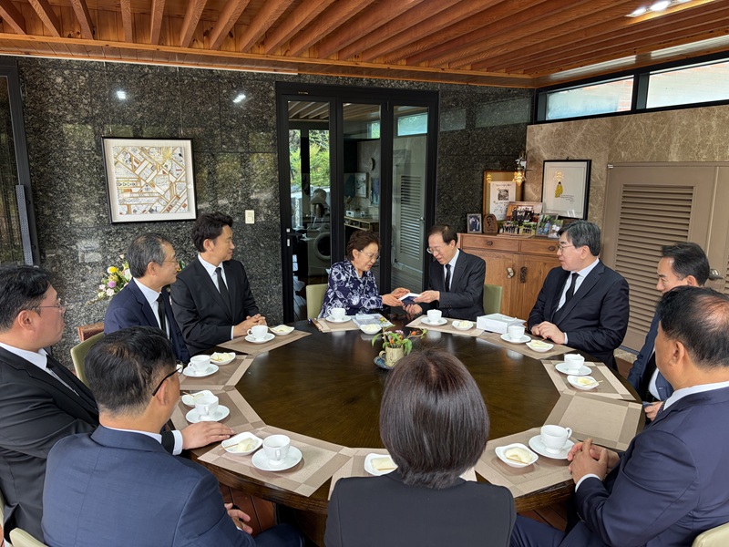 ▲ 대통령 직속 국민통합위원회 이석연 위원장이 지난달 29일 권양숙 여사를 예방하고, 국민통합에 대한 조언을 구했다. ⓒ국민통합위원회