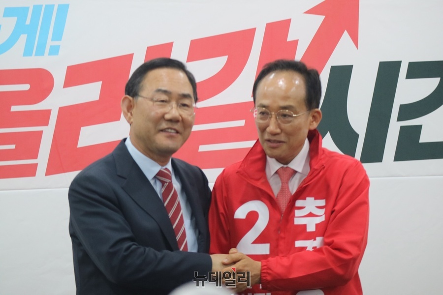 ▲ 추경호 후보(오른쪽)가 주호영 의원 손을 꼭 잡고 화합을 다짐하고 있다.ⓒ뉴데일리