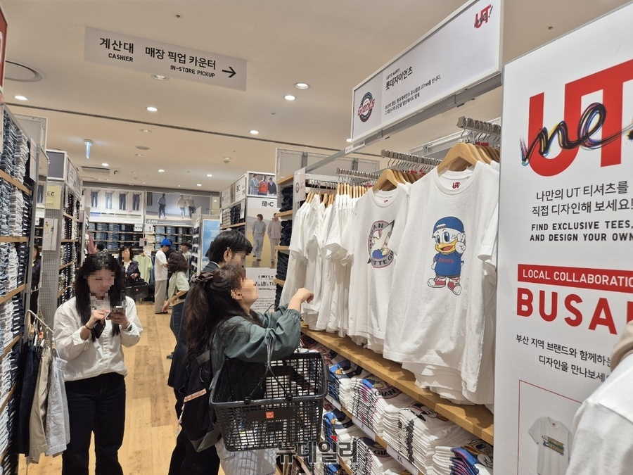 ▲ 유니클로는 롯데자이언츠를 비롯한 로컬 브랜드와 협업한 제품들을 부산 지역 점포에서 한정으로 선보인다.ⓒ조현우 기자