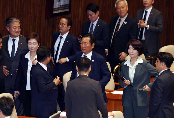 ▲ 정청래 더불어민주당 대표가 지난 8일 국회에서 열린 본회의가 산회되자 굳은 표정으로 회의장을 나서는 모습. ⓒ뉴시스