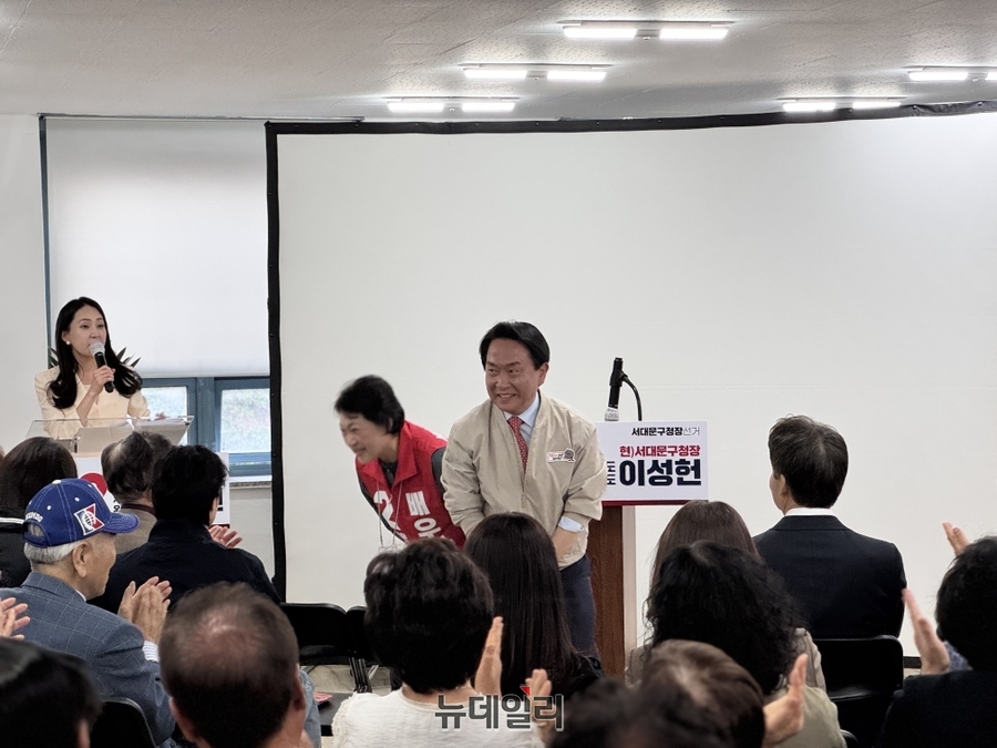 ▲ 이성헌 서대문구청장이 8일 오후 5시 북아현동 청산빌딩 후원회 개소식에서 참석자들에게 인사하고 있다. ⓒ이성헌 캠프