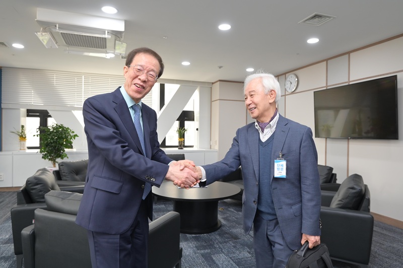 ▲ 이석연 국민통합위원장과 반갑게 악수를 나누고 있는 김홍신 세계한글작가대회 조직위원장. ⓒ국민통합위원회