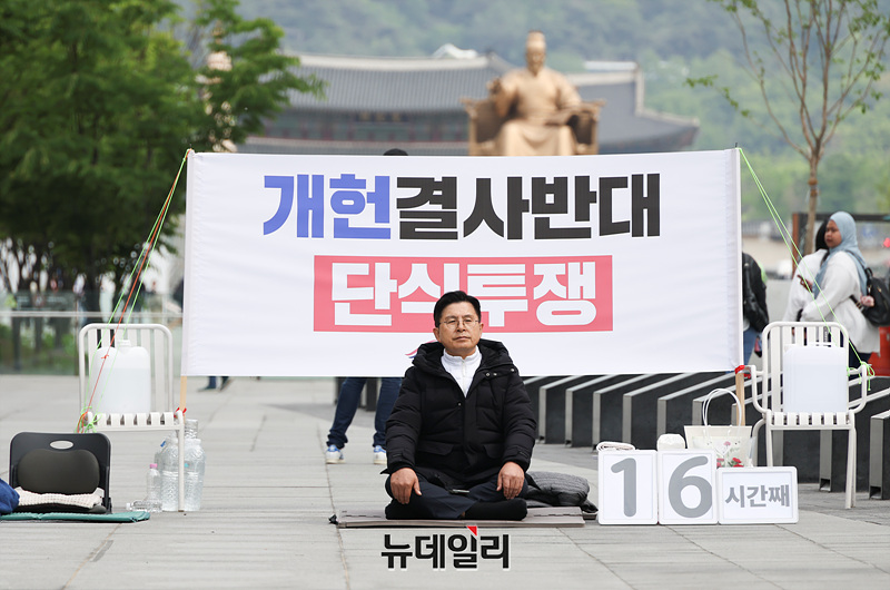 ▲ 황교안 자유와혁신 대표가 7일 오전 서울 광화문 광장에서 개헌 결사반대 단식투쟁을 하고 있다. ⓒ서성진 기자
