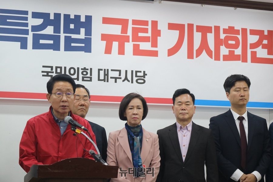 ▲ 규탄사에 나선 김상훈 의원(대구 서구)은 특검법의 위헌성을 조목조목 비판하면서 “누구도 자신의 사건에서 재판관이 될 수 없다는 법치주의의 대원칙이 무도한 거대 여당에 의해 처참히 짓밟히고 있다”고 비판했다.ⓒ뉴데일리