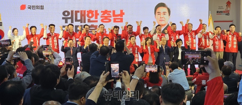 ▲ 국민의힘 김태흠 충남도지사 후보가 9일 천안에서 선거사무소 ‘더쎈 충남 캠프’ 개소식을 열고 참석자들과 함께 지방선거 승리를 다짐하고 있다. 이날 행사에는 장동혁 당 대표와 나경원·성일종 국회의원, 강승규 충남도당위원장, 심대평 후원회장, 박찬우 천안시장 후보, 도내 시장·군수 후보 등이 참석해 ‘위대한 충남’ 실현과 원팀 승리를 결의했다.ⓒ이길표 기자