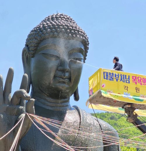 ▲ 지난 9일 각원사 청동대불(아미타불) 50주년 봉축 행사에서 더불어민주당 박수현 충남도지사 후보가 크레인을 이용해 관불의식을 진행하고 있다.ⓒ선거 캠프