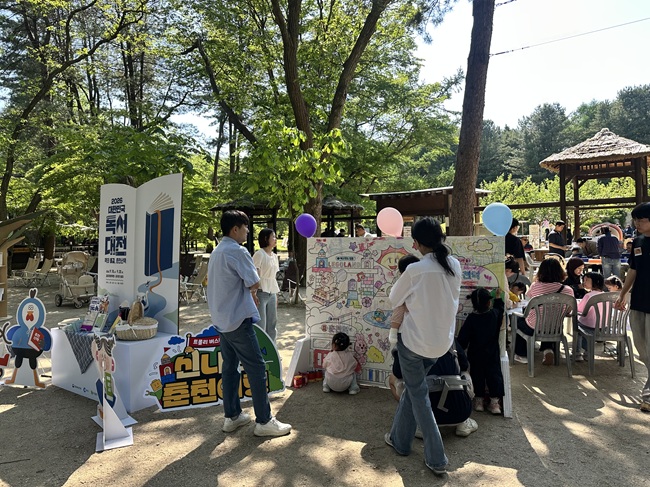 ▲ 춘천시가 지난 9일부터 10일까지 남이섬 달오름 일원에서 '2026 남이섬 세계책나라축제 춘천 관광 팝업스토어'를 운영했다. ⓒ춘천시
