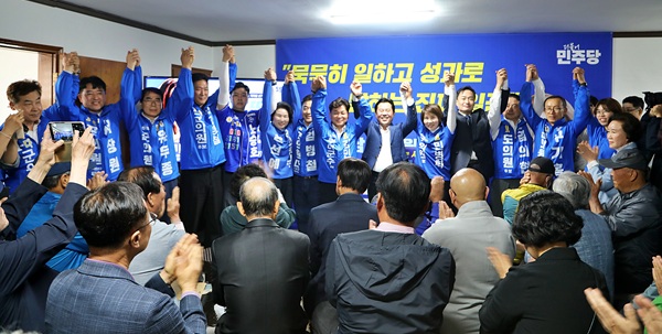 ▲ 민병희 선거사무소 개소식에는 김영빈 공주·부여·청양 국회의원 보궐선거 후보, 박정현 전 부여군수, 민주당 광역·기초 출마자 및 군민들이 대거 참석했다.ⓒ민병희 후보