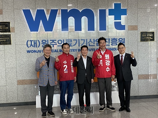 ▲ 김진태·원강수 예비후보들은 지난 8일 국민의힘 안철수 의원, 박정하 국회의원과 함께 원주의료기기산업진흥원을 방문해 강원 의료 인공지능 전환(AX) 실증허브 조성 사업의 추진 현황을 점검했다. ⓒ이달수기자