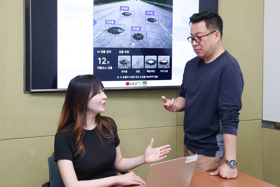 ▲ LG유플러스가 도로관리 솔루션 전문기업 밀리웨이와 초정밀측위(RTK)에 AI를 결합한 'AI 도로 위험 관제시스템'을 경기 용인특례시에 확대 적용했다. LG유플러스 임직원이 'AI 도로 위험 관제시스템'을 소개하고 있다. ⓒLG유플러스